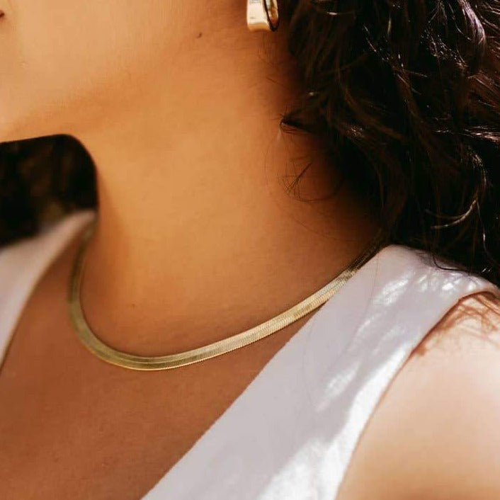 herringbone chain necklace on model